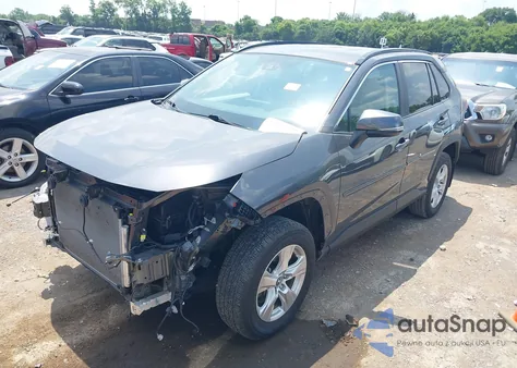 2021 Toyota Rav4 Xle z USA, uszkodzony, nr VIN 2T3W1RFV1MW104948